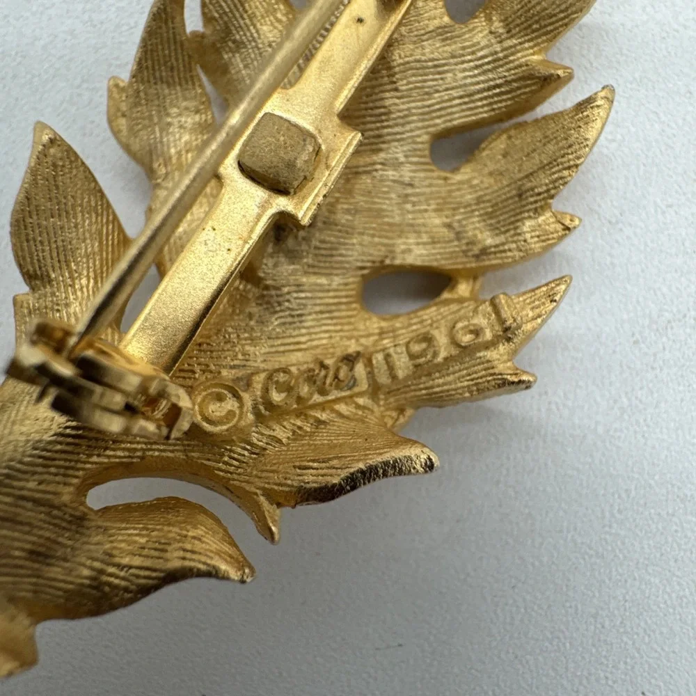 Signed CORO 1961 Vintage Gold Tone Feather Leaf Nature Brooch Pin 3